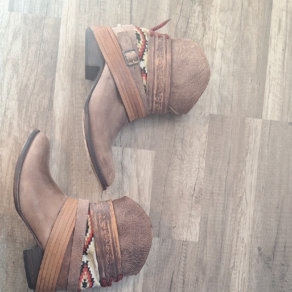 Freebird by Steven Brown/Tan " Mescal " Ankle Boots With Woven Accents 10 - Picture 4 of 8